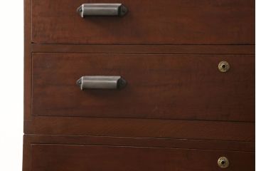 3段重ね桐箪笥の引き戸にモールガラスをはめ込んでリメイク!ガラス戸の引手を付け替え。引き出しの取っ手を交換。脚を取り付けて、本体はクリアワックス仕上げに。脚のみマットブラックでペイント。