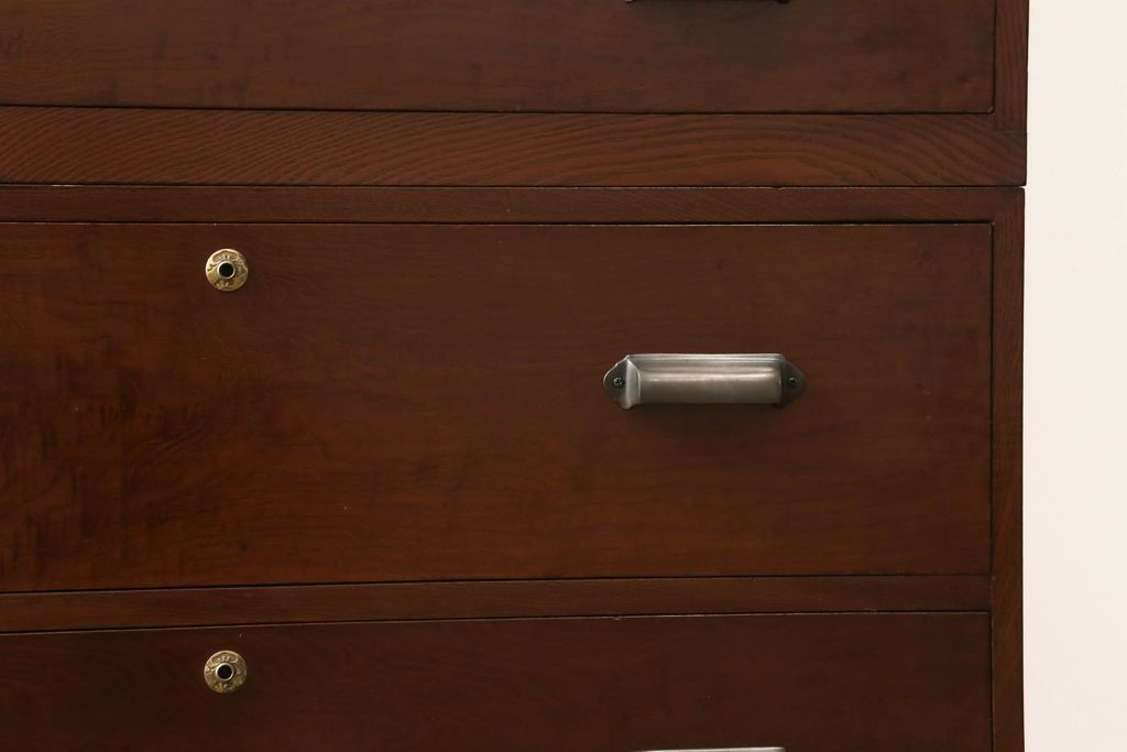 3段重ね桐箪笥の引き戸にモールガラスをはめ込んでリメイク!ガラス戸の引手を付け替え。引き出しの取っ手を交換。脚を取り付けて、本体はクリアワックス仕上げに。脚のみマットブラックでペイント。