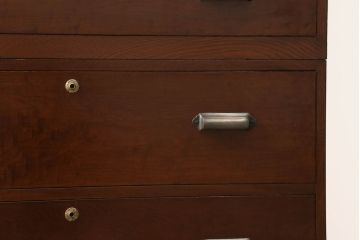 3段重ね桐箪笥の引き戸にモールガラスをはめ込んでリメイク!ガラス戸の引手を付け替え。引き出しの取っ手を交換。脚を取り付けて、本体はクリアワックス仕上げに。脚のみマットブラックでペイント。