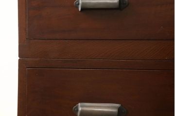 3段重ね桐箪笥の引き戸にモールガラスをはめ込んでリメイク!ガラス戸の引手を付け替え。引き出しの取っ手を交換。脚を取り付けて、本体はクリアワックス仕上げに。脚のみマットブラックでペイント。