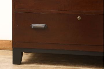 3段重ね桐箪笥の引き戸にモールガラスをはめ込んでリメイク!ガラス戸の引手を付け替え。引き出しの取っ手を交換。脚を取り付けて、本体はクリアワックス仕上げに。脚のみマットブラックでペイント。