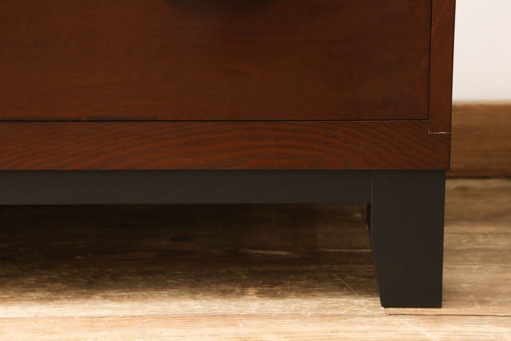 3段重ね桐箪笥の引き戸にモールガラスをはめ込んでリメイク!ガラス戸の引手を付け替え。引き出しの取っ手を交換。脚を取り付けて、本体はクリアワックス仕上げに。脚のみマットブラックでペイント。