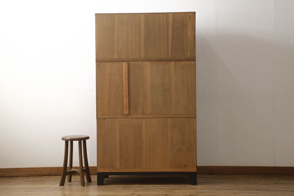 3段重ね桐箪笥の引き戸にモールガラスをはめ込んでリメイク!ガラス戸の引手を付け替え。引き出しの取っ手を交換。脚を取り付けて、本体はクリアワックス仕上げに。脚のみマットブラックでペイント。