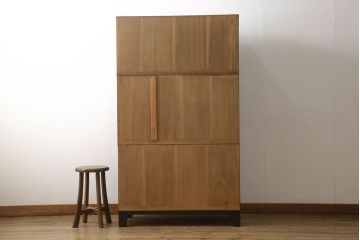 3段重ね桐箪笥の引き戸にモールガラスをはめ込んでリメイク!ガラス戸の引手を付け替え。引き出しの取っ手を交換。脚を取り付けて、本体はクリアワックス仕上げに。脚のみマットブラックでペイント。