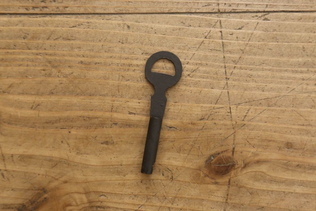 3段重ね桐箪笥の引き戸にモールガラスをはめ込んでリメイク!ガラス戸の引手を付け替え。引き出しの取っ手を交換。脚を取り付けて、本体はクリアワックス仕上げに。脚のみマットブラックでペイント。