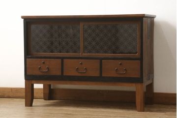 3段重ね桐箪笥をテレビボードとチェストへリメイク!上段は引き戸に組子ガラスを取り付け、天板、脚を追加。中下段は合わせてチェストに。全体を赤味のある茶系に着色し、縁部分は黒のカシュー漆で塗装。