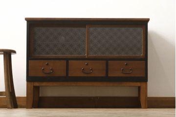 3段重ね桐箪笥をテレビボードとチェストへリメイク!上段は引き戸に組子ガラスを取り付け、天板、脚を追加。中下段は合わせてチェストに。全体を赤味のある茶系に着色し、縁部分は黒のカシュー漆で塗装。