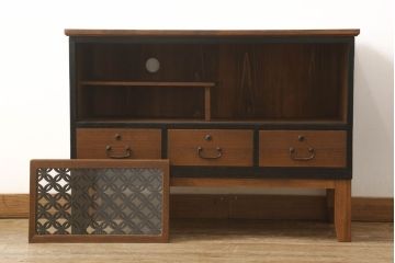 3段重ね桐箪笥をテレビボードとチェストへリメイク!上段は引き戸に組子ガラスを取り付け、天板、脚を追加。中下段は合わせてチェストに。全体を赤味のある茶系に着色し、縁部分は黒のカシュー漆で塗装。