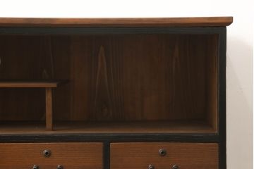 3段重ね桐箪笥をテレビボードとチェストへリメイク!上段は引き戸に組子ガラスを取り付け、天板、脚を追加。中下段は合わせてチェストに。全体を赤味のある茶系に着色し、縁部分は黒のカシュー漆で塗装。