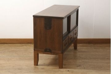 3段重ね桐箪笥をテレビボードとチェストへリメイク!上段は引き戸に組子ガラスを取り付け、天板、脚を追加。中下段は合わせてチェストに。全体を赤味のある茶系に着色し、縁部分は黒のカシュー漆で塗装。