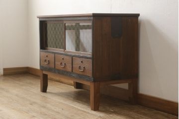 3段重ね桐箪笥をテレビボードとチェストへリメイク!上段は引き戸に組子ガラスを取り付け、天板、脚を追加。中下段は合わせてチェストに。全体を赤味のある茶系に着色し、縁部分は黒のカシュー漆で塗装。