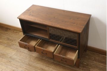 3段重ね桐箪笥をテレビボードとチェストへリメイク!上段は引き戸に組子ガラスを取り付け、天板、脚を追加。中下段は合わせてチェストに。全体を赤味のある茶系に着色し、縁部分は黒のカシュー漆で塗装。