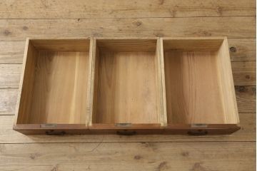 3段重ね桐箪笥をテレビボードとチェストへリメイク!上段は引き戸に組子ガラスを取り付け、天板、脚を追加。中下段は合わせてチェストに。全体を赤味のある茶系に着色し、縁部分は黒のカシュー漆で塗装。