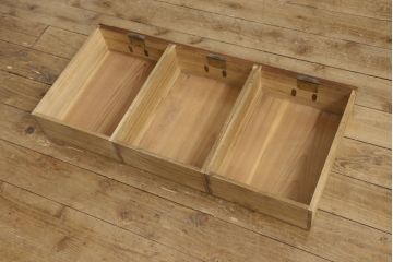 3段重ね桐箪笥をテレビボードとチェストへリメイク!上段は引き戸に組子ガラスを取り付け、天板、脚を追加。中下段は合わせてチェストに。全体を赤味のある茶系に着色し、縁部分は黒のカシュー漆で塗装。