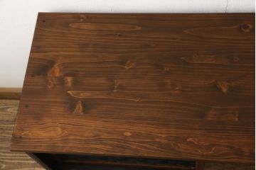 3段重ね桐箪笥をテレビボードとチェストへリメイク!上段は引き戸に組子ガラスを取り付け、天板、脚を追加。中下段は合わせてチェストに。全体を赤味のある茶系に着色し、縁部分は黒のカシュー漆で塗装。