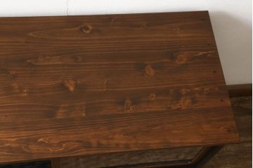 3段重ね桐箪笥をテレビボードとチェストへリメイク!上段は引き戸に組子ガラスを取り付け、天板、脚を追加。中下段は合わせてチェストに。全体を赤味のある茶系に着色し、縁部分は黒のカシュー漆で塗装。