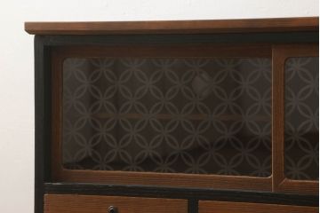 3段重ね桐箪笥をテレビボードとチェストへリメイク!上段は引き戸に組子ガラスを取り付け、天板、脚を追加。中下段は合わせてチェストに。全体を赤味のある茶系に着色し、縁部分は黒のカシュー漆で塗装。