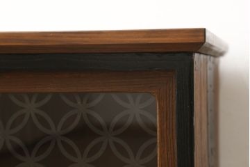 3段重ね桐箪笥をテレビボードとチェストへリメイク!上段は引き戸に組子ガラスを取り付け、天板、脚を追加。中下段は合わせてチェストに。全体を赤味のある茶系に着色し、縁部分は黒のカシュー漆で塗装。