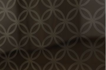 3段重ね桐箪笥をテレビボードとチェストへリメイク!上段は引き戸に組子ガラスを取り付け、天板、脚を追加。中下段は合わせてチェストに。全体を赤味のある茶系に着色し、縁部分は黒のカシュー漆で塗装。