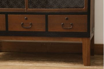 3段重ね桐箪笥をテレビボードとチェストへリメイク!上段は引き戸に組子ガラスを取り付け、天板、脚を追加。中下段は合わせてチェストに。全体を赤味のある茶系に着色し、縁部分は黒のカシュー漆で塗装。