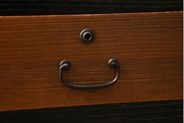 3段重ね桐箪笥をテレビボードとチェストへリメイク!上段は引き戸に組子ガラスを取り付け、天板、脚を追加。中下段は合わせてチェストに。全体を赤味のある茶系に着色し、縁部分は黒のカシュー漆で塗装。