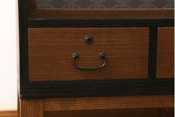 3段重ね桐箪笥をテレビボードとチェストへリメイク!上段は引き戸に組子ガラスを取り付け、天板、脚を追加。中下段は合わせてチェストに。全体を赤味のある茶系に着色し、縁部分は黒のカシュー漆で塗装。