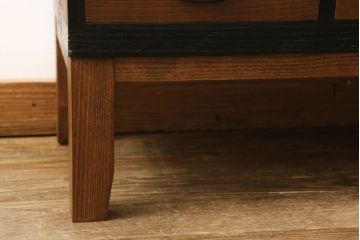 3段重ね桐箪笥をテレビボードとチェストへリメイク!上段は引き戸に組子ガラスを取り付け、天板、脚を追加。中下段は合わせてチェストに。全体を赤味のある茶系に着色し、縁部分は黒のカシュー漆で塗装。