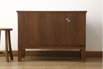 3段重ね桐箪笥をテレビボードとチェストへリメイク!上段は引き戸に組子ガラスを取り付け、天板、脚を追加。中下段は合わせてチェストに。全体を赤味のある茶系に着色し、縁部分は黒のカシュー漆で塗装。