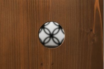 3段重ね桐箪笥をテレビボードとチェストへリメイク!上段は引き戸に組子ガラスを取り付け、天板、脚を追加。中下段は合わせてチェストに。全体を赤味のある茶系に着色し、縁部分は黒のカシュー漆で塗装。