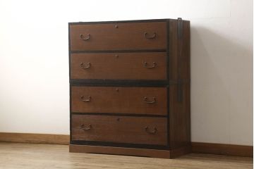 3段重ね桐箪笥をテレビボードとチェストへリメイク!上段は引き戸に組子ガラスを取り付け、天板、脚を追加。中下段は合わせてチェストに。全体を赤味のある茶系に着色し、縁部分は黒のカシュー漆で塗装。