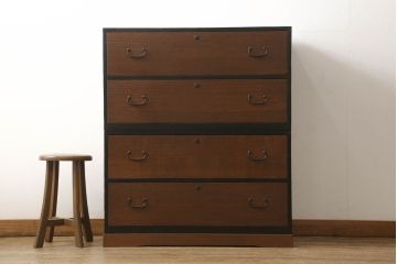 3段重ね桐箪笥をテレビボードとチェストへリメイク!上段は引き戸に組子ガラスを取り付け、天板、脚を追加。中下段は合わせてチェストに。全体を赤味のある茶系に着色し、縁部分は黒のカシュー漆で塗装。