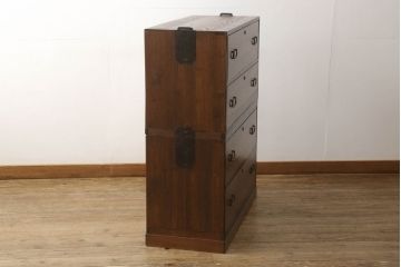 3段重ね桐箪笥をテレビボードとチェストへリメイク!上段は引き戸に組子ガラスを取り付け、天板、脚を追加。中下段は合わせてチェストに。全体を赤味のある茶系に着色し、縁部分は黒のカシュー漆で塗装。