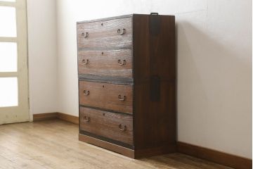 3段重ね桐箪笥をテレビボードとチェストへリメイク!上段は引き戸に組子ガラスを取り付け、天板、脚を追加。中下段は合わせてチェストに。全体を赤味のある茶系に着色し、縁部分は黒のカシュー漆で塗装。