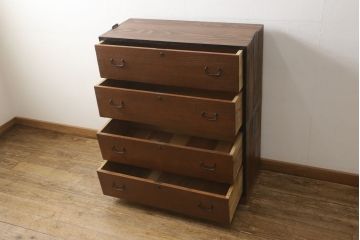 3段重ね桐箪笥をテレビボードとチェストへリメイク!上段は引き戸に組子ガラスを取り付け、天板、脚を追加。中下段は合わせてチェストに。全体を赤味のある茶系に着色し、縁部分は黒のカシュー漆で塗装。