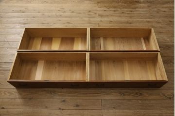 3段重ね桐箪笥をテレビボードとチェストへリメイク!上段は引き戸に組子ガラスを取り付け、天板、脚を追加。中下段は合わせてチェストに。全体を赤味のある茶系に着色し、縁部分は黒のカシュー漆で塗装。