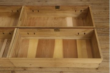 3段重ね桐箪笥をテレビボードとチェストへリメイク!上段は引き戸に組子ガラスを取り付け、天板、脚を追加。中下段は合わせてチェストに。全体を赤味のある茶系に着色し、縁部分は黒のカシュー漆で塗装。