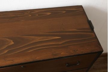 3段重ね桐箪笥をテレビボードとチェストへリメイク!上段は引き戸に組子ガラスを取り付け、天板、脚を追加。中下段は合わせてチェストに。全体を赤味のある茶系に着色し、縁部分は黒のカシュー漆で塗装。