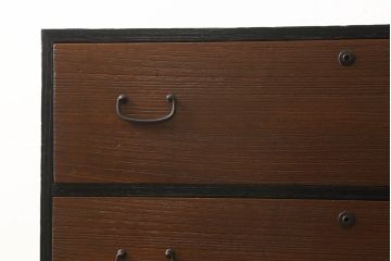 3段重ね桐箪笥をテレビボードとチェストへリメイク!上段は引き戸に組子ガラスを取り付け、天板、脚を追加。中下段は合わせてチェストに。全体を赤味のある茶系に着色し、縁部分は黒のカシュー漆で塗装。