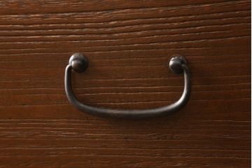 3段重ね桐箪笥をテレビボードとチェストへリメイク!上段は引き戸に組子ガラスを取り付け、天板、脚を追加。中下段は合わせてチェストに。全体を赤味のある茶系に着色し、縁部分は黒のカシュー漆で塗装。