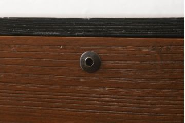 3段重ね桐箪笥をテレビボードとチェストへリメイク!上段は引き戸に組子ガラスを取り付け、天板、脚を追加。中下段は合わせてチェストに。全体を赤味のある茶系に着色し、縁部分は黒のカシュー漆で塗装。