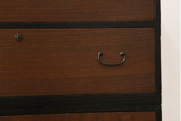 3段重ね桐箪笥をテレビボードとチェストへリメイク!上段は引き戸に組子ガラスを取り付け、天板、脚を追加。中下段は合わせてチェストに。全体を赤味のある茶系に着色し、縁部分は黒のカシュー漆で塗装。