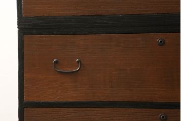 3段重ね桐箪笥をテレビボードとチェストへリメイク!上段は引き戸に組子ガラスを取り付け、天板、脚を追加。中下段は合わせてチェストに。全体を赤味のある茶系に着色し、縁部分は黒のカシュー漆で塗装。