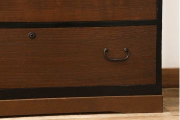 3段重ね桐箪笥をテレビボードとチェストへリメイク!上段は引き戸に組子ガラスを取り付け、天板、脚を追加。中下段は合わせてチェストに。全体を赤味のある茶系に着色し、縁部分は黒のカシュー漆で塗装。