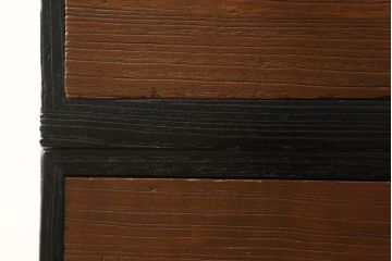 3段重ね桐箪笥をテレビボードとチェストへリメイク!上段は引き戸に組子ガラスを取り付け、天板、脚を追加。中下段は合わせてチェストに。全体を赤味のある茶系に着色し、縁部分は黒のカシュー漆で塗装。