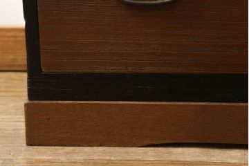 3段重ね桐箪笥をテレビボードとチェストへリメイク!上段は引き戸に組子ガラスを取り付け、天板、脚を追加。中下段は合わせてチェストに。全体を赤味のある茶系に着色し、縁部分は黒のカシュー漆で塗装。