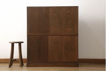 3段重ね桐箪笥をテレビボードとチェストへリメイク!上段は引き戸に組子ガラスを取り付け、天板、脚を追加。中下段は合わせてチェストに。全体を赤味のある茶系に着色し、縁部分は黒のカシュー漆で塗装。