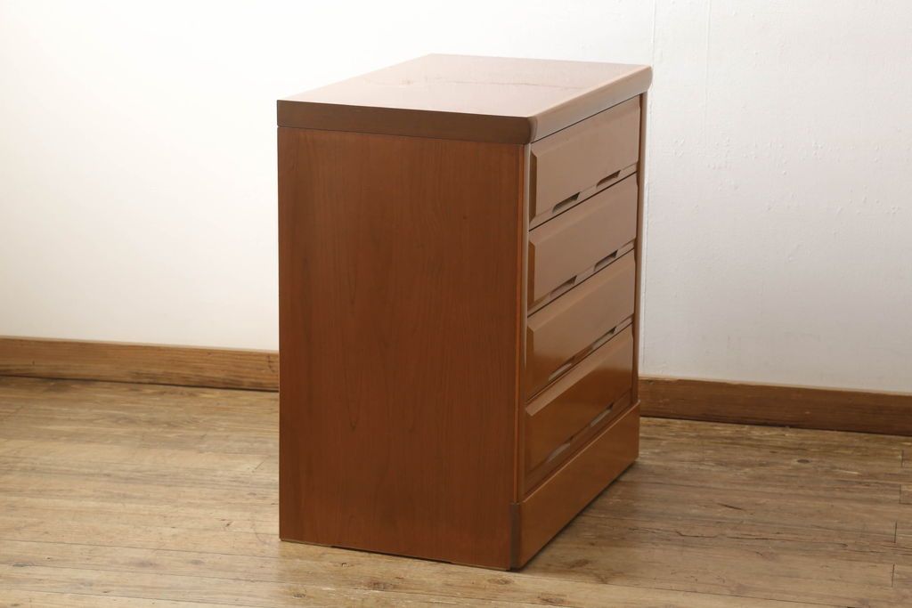 チェストを小さくリメイク!高さと幅をリサイズ。中段の天板を移設し、引き出しには新たに手掛けを彫り、ソフトクローズ・耐震ロック仕様に。