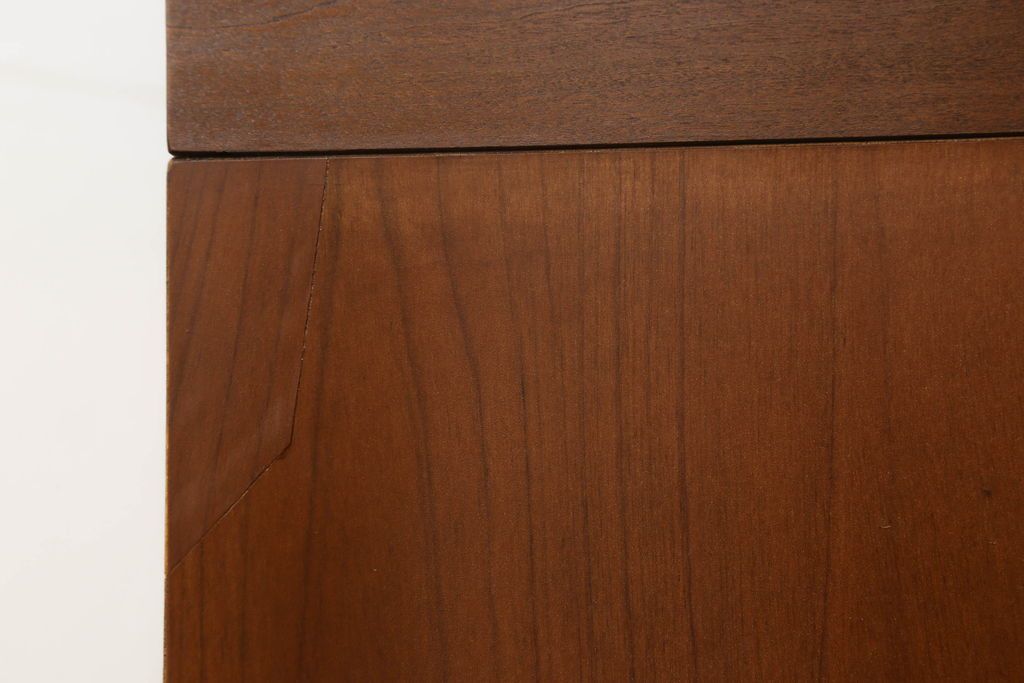 チェストを小さくリメイク!高さと幅をリサイズ。中段の天板を移設し、引き出しには新たに手掛けを彫り、ソフトクローズ・耐震ロック仕様に。