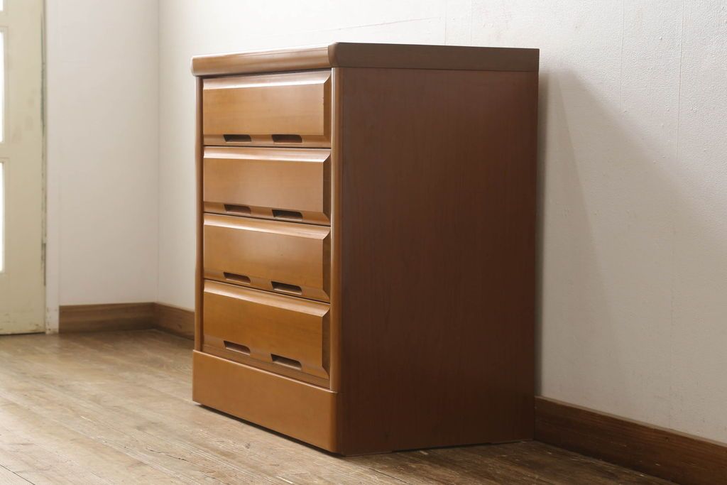 チェストを小さくリメイク!高さと幅をリサイズ。中段の天板を移設し、引き出しには新たに手掛けを彫り、ソフトクローズ・耐震ロック仕様に。