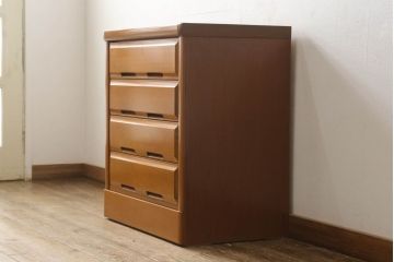 チェストを小さくリメイク!高さと幅をリサイズ。中段の天板を移設し、引き出しには新たに手掛けを彫り、ソフトクローズ・耐震ロック仕様に。